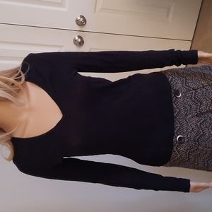Black v-neck long sleeve T-shirt